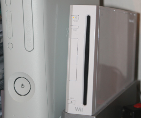 Wii und Xbox360 stehen beim videospieler friedlich nebeneinander.